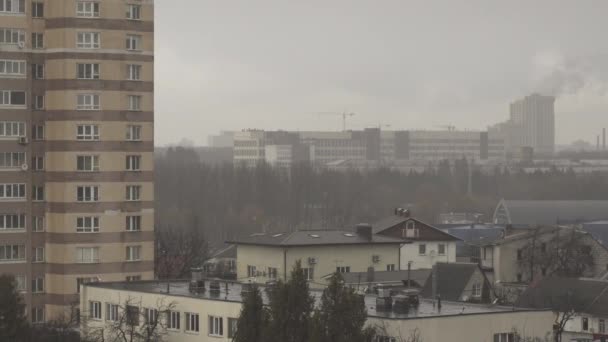 Tijdsverloop Bij Regenachtig Bewolkt Mistig Weer Rook Bouwkraan Regendruppels Het — Stockvideo