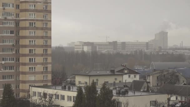 Tijdsverloop Bij Regenachtig Bewolkt Mistig Weer Rook Bouwkraan Regendruppels Het — Stockvideo