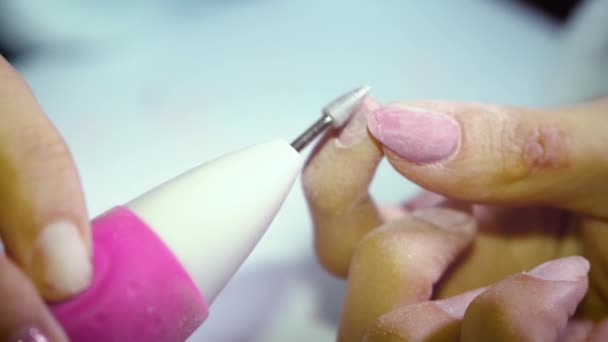 Una Chica Con Uñas Feas Elimina Esmalte Las Uñas Con — Vídeos de Stock