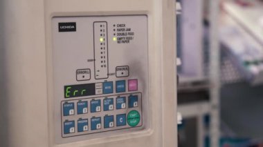 Fabrikadaki düğmeli panel. Donanım Hatası. Servis personeli donanım hatalarını düzeltir