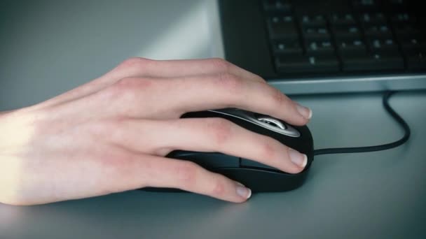 Concepto Oficina Mouse Closeup Man Hands Tapping Black Strict Mouse — Vídeo de stock