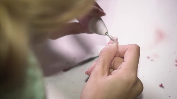 A menina em casa remove o esmalte com uma máquina especial para se preparar para uma manicure. Fechar — Vídeo de Stock