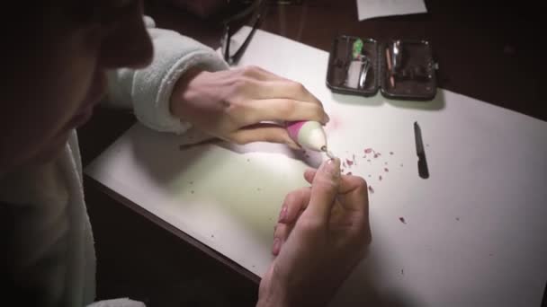 Chica en casa elimina esmalte de uñas con una máquina especial para prepararse para una manicura . — Vídeos de Stock