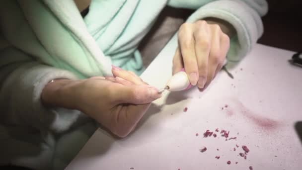 Girl at home removes nail polish with a special machine to prepare for a manicure. CloseUp — Stock Video