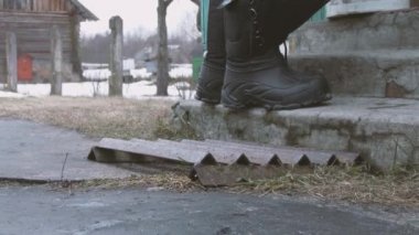 Köyde karda zar zor yürüyen bir adam. yakın çekim