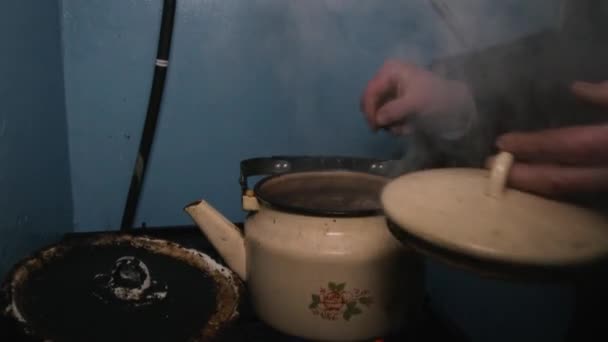 伝統的な茶道の間に茶碗に乾いた茶葉を加える。緑茶を拭く — ストック動画