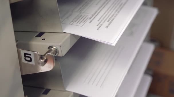 Práce profesionálního tiskařského stroje v tiskárně. — Stock video