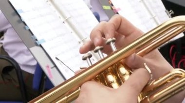 Trompet çalıyor, yakın plan.