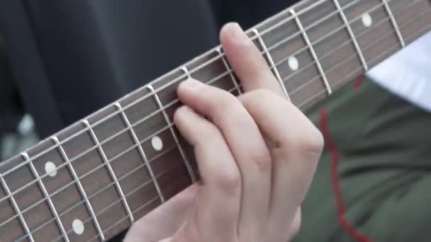 Kytarista Pódiu Koncertě Který Houpe Diváky Detailní Záběr Kytaristu Hrající — Stock video
