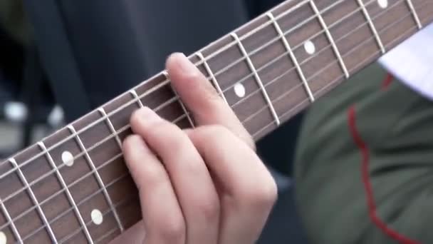 Guitarra Palco Concerto Balançando Público Encerramento Guitarrista Tocando Riffs — Vídeo de Stock