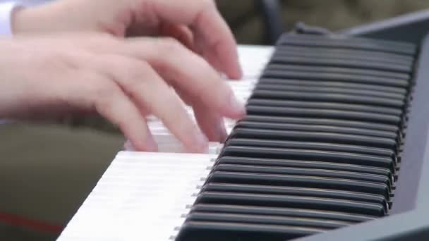 Joven Aprende Tocar Piano Digital Chica Tiene Una Camisa Blanca — Vídeos de Stock