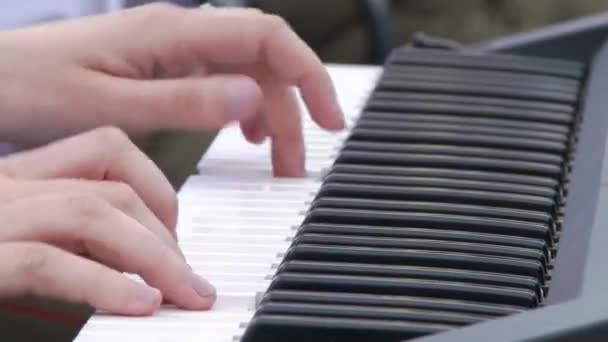 Joven Aprende Tocar Piano Digital Chica Tiene Una Camisa Blanca — Vídeos de Stock