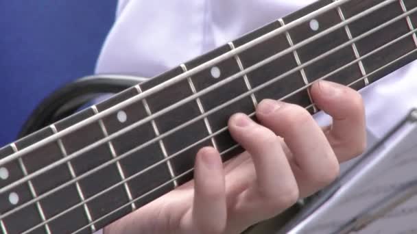 コンサートでステージ上のギター奏者が観客を揺らす リフを演奏するギタリストの閉鎖 — ストック動画