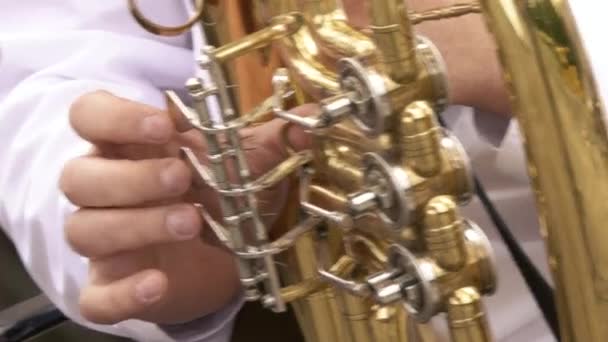 Saksofonista Kurtce Obiadowej Gra Złotym Saksofonie Przedstawienie Żywo Muzyka Jazzowa — Wideo stockowe