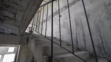 Sallanan kamera hasarlı merdivenlere doğru geliyor. Hiçbir yere çıkmıyor. Enkazla dolu terk edilmiş bir yeri araştırıyorum. Kötü rüya ve kabus sahnesi konsepti. Ağır çekim. Patlama