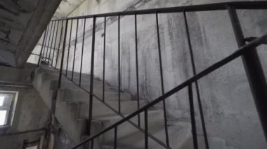 Sallanan kamera hasarlı merdivenlere doğru geliyor. Hiçbir yere çıkmıyor. Enkazla dolu terk edilmiş bir yeri araştırıyorum. Kötü rüya ve kabus sahnesi konsepti. Ağır çekim. Patlama