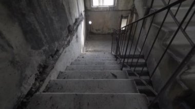 Karanlıkta ürkütücü merdivenlere tırmanmak. Karanlık ve tehlikeli merdivenleri tek başına çıkmak. Ağır çekim. Patlama