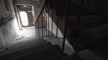 Sallanan kamera hasarlı merdivenlere doğru geliyor. Hiçbir yere çıkmıyor. Enkazla dolu terk edilmiş bir yeri araştırıyorum. Kötü rüya ve kabus sahnesi konsepti. Ağır çekim. Patlama