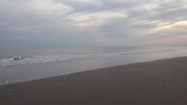 夕阳西下 海浪轻柔地冲击在沙滩上 — 图库视频影像