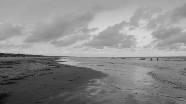 Onde Che Infrangono Dolcemente Una Spiaggia Sabbiosa Mentre Sole Tramonta — Video Stock