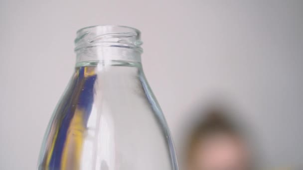 Ung kvinna dricksvatten flaska hemma. 4K — Stockvideo