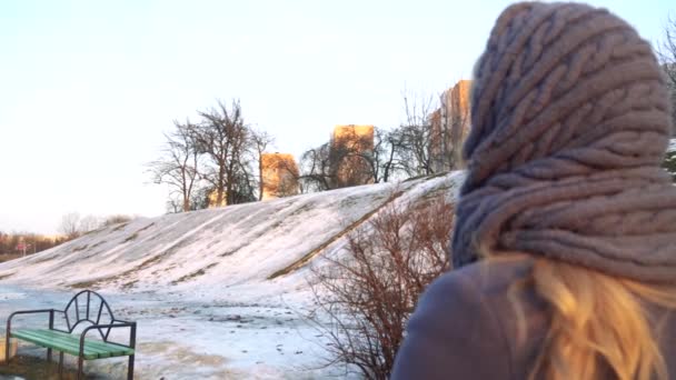 Belo pôr do sol, menina bonita andando ao longo do cais no porto, e assistindo o pôr do sol, o céu refletido na água, derretimento de gelo primavera na água, férias, fora da cidade. 4k — Vídeo de Stock