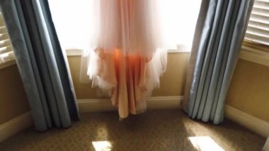 Pencere çerçevesinde asılı şık gelinliğin Yavaş Hareketi Sırtsız Tasarım, Beyaz Gelinlik, İnci Aksanlı