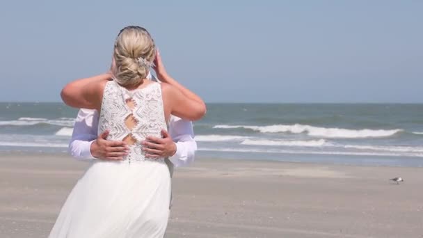 Blond Vrouw Een Mooie Jurk Elegant Loopt Richting Van Gelukkig — Stockvideo