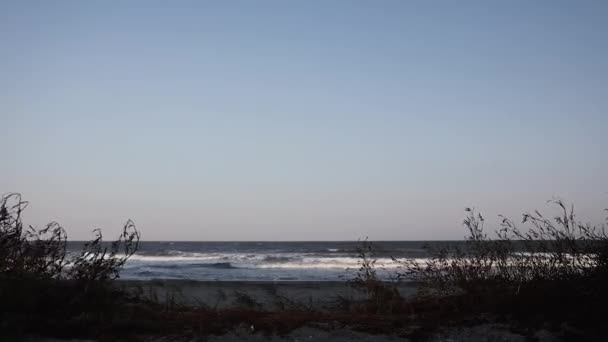 Wellen Krachen Sanft Auf Einen Sandstrand Während Die Sonne Über — Stockvideo
