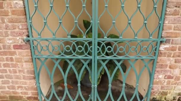 夏にはマンションの門と緑の金属製の門 傾斜アップ — ストック動画