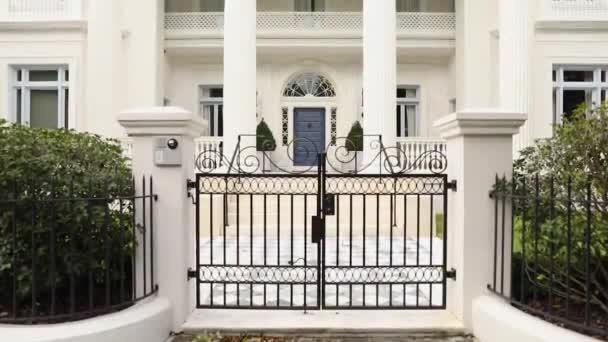 Mansion Gates Green Trees Summer Background White House Tilt — Stock Video