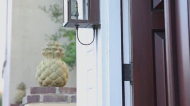 Taş bir duvarda eski bir sokak feneri