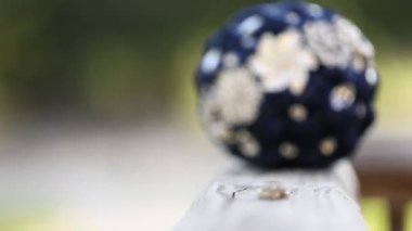 Çiçek buketinde nişan yüzüğü. Yakın plan - Güzel Düğün Buketi