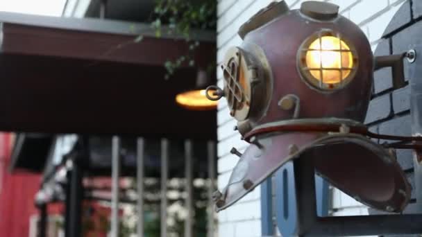 Stará Pouliční Lucerna Kamenné Zdi Venkovní Lampa Podobě Potápěčské Helmy — Stock video