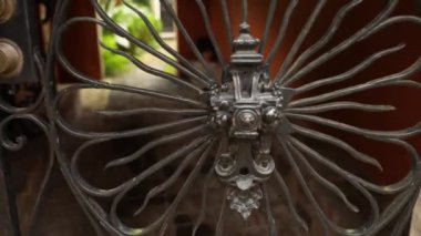 Hayalperest manzara, Metal Dövmeli Çit apartmanın yanında.
