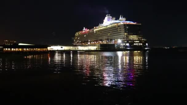 Passager Grand Bateau Croisière Avec Des Feux Lumineux Tient Dans — Video