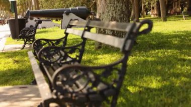 Parkta rahatlamak için yedek kulübesi. Turistik yerler