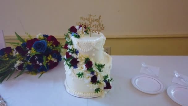 Düğün Pastası Masasında Beyaz Bir Masa Örtüsüyle Duruyor — Stok video