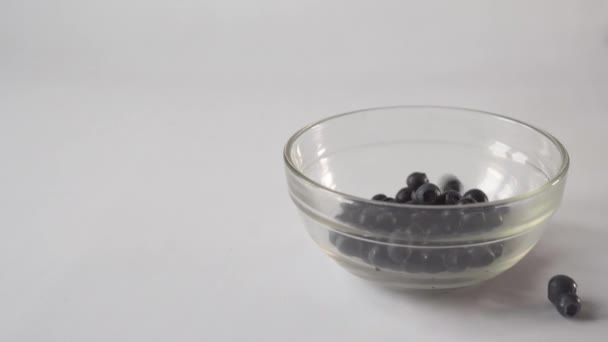 Muddling fresh blueberries to make a healthy fruit drink — Stock Video