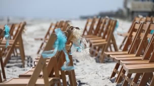 Hochzeitsdekor auf den Stühlen, Bänder und Blumen auf den Stühlen im Hochzeitsdekor, Bänder werden im Wind entwickelt. dem Fokus folgen. — Stockvideo