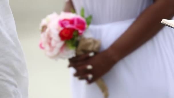 Panna Młoda ślub trzyma Bukiet ślubny zbliżenie na plaży. czarna kobieta. African American kobieta. — Wideo stockowe