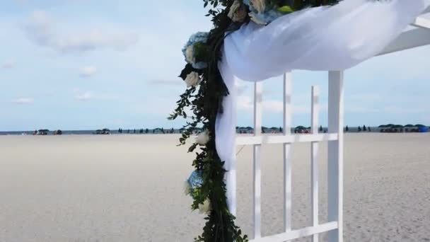 Bröllopsceremonin på stranden. Dekortion för bröllopsceremonin på stranden. bröllop båge dekorerad med blommor. Arch dekoration. — Stockvideo