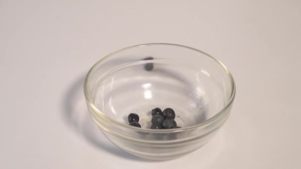 涂抹新鲜的蓝莓,制作健康的水果饮料。慢动作 — 图库视频影像