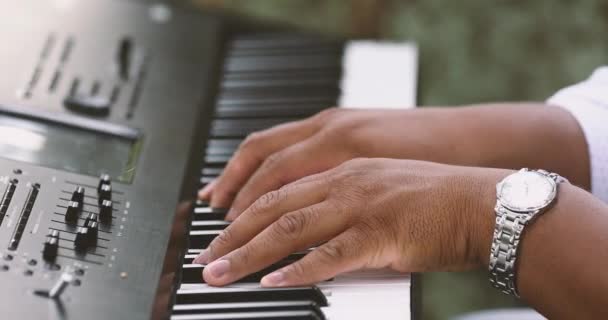 钢琴师手弹奏钢琴 音乐乐器大钢琴细部4K — 图库视频影像