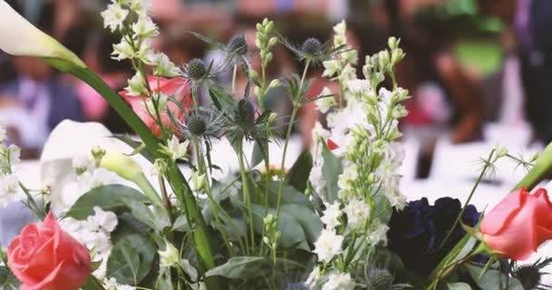 Verlobungsring Blumenstrauß Nahaufnahme Schöner Hochzeitsstrauß — Stockvideo