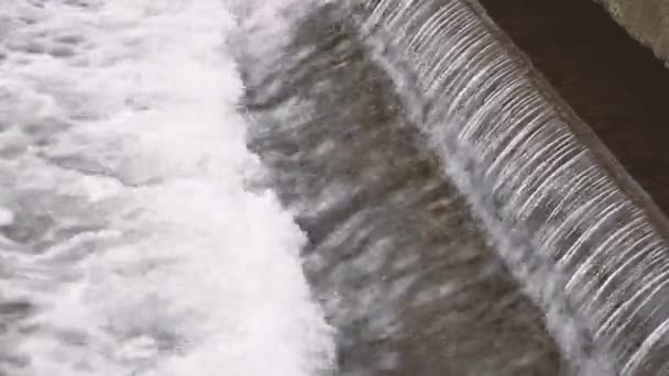 瀑布瀑布瀑布瀑布式水射流 喷雾和飞溅 水晶般清澈的瀑布在岩石上密闭 水能源 — 图库视频影像
