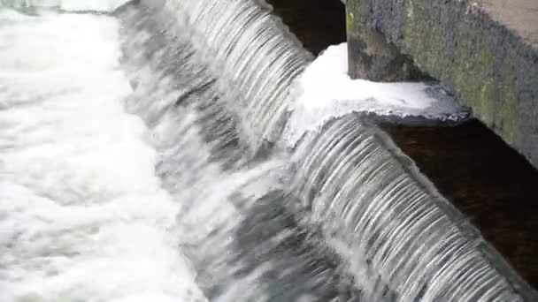 Vízesés Vízsugár Spray Fröccsenés Zárják Kristálytiszta Vízeséseket Sziklák Felett Vízenergia — Stock videók