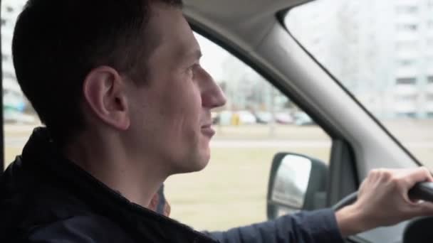 Junger Mann Spricht Beifahrer Während Mit Einer Hand Auto Durch — Stockvideo