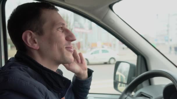 Fiatalember Egy Kézzel Beszél Utasokkal Miközben Autóval Furikázik Város Utcáján — Stock videók