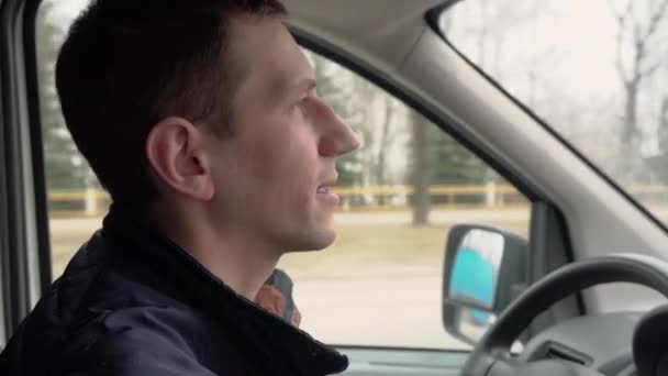 Jongeman Praat Met Passagier Tijdens Het Rijden Auto Door Stad — Stockvideo